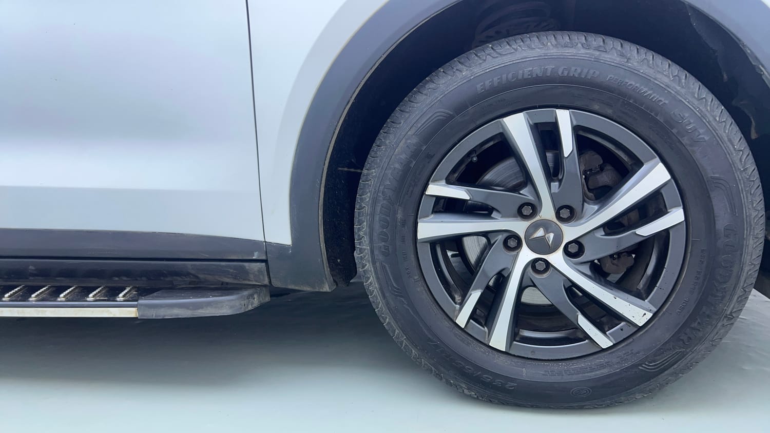 Used 2022 Mahindra XUV700 AX 5 Petrol MT 7 STR Petrol Manual tyres RIGHT FRONT TYRE RIM VIEW