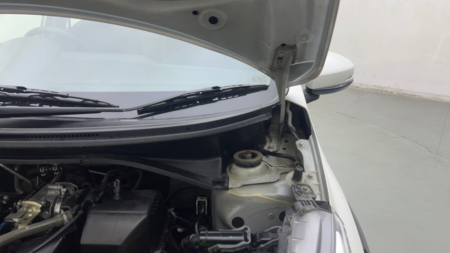 Used 2018 Honda BR-V V CVT Petrol Petrol Automatic engine ENGINE LEFT SIDE HINGE & APRON VIEW