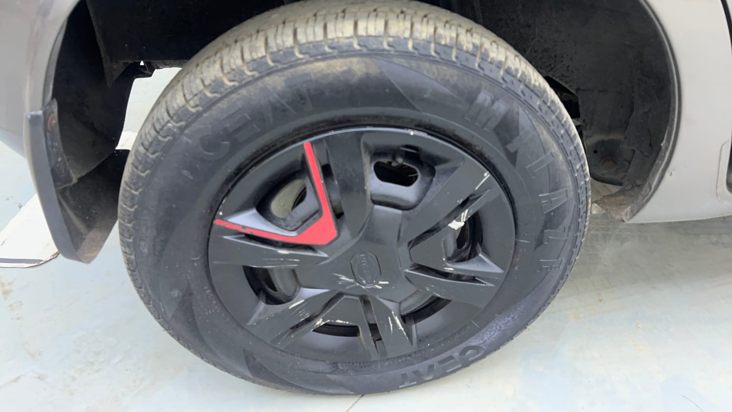 Used 2016 Datsun Redi-GO S Petrol Manual tyres RIGHT REAR TYRE RIM VIEW