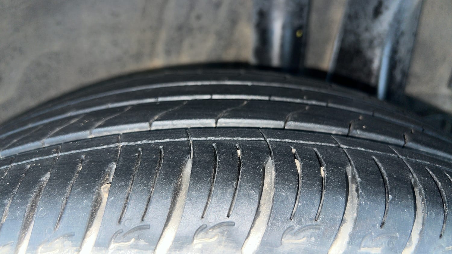 Used 2023 Kia Sonet HTX 1.0 DCT Petrol Automatic tyres LEFT REAR TYRE TREAD VIEW