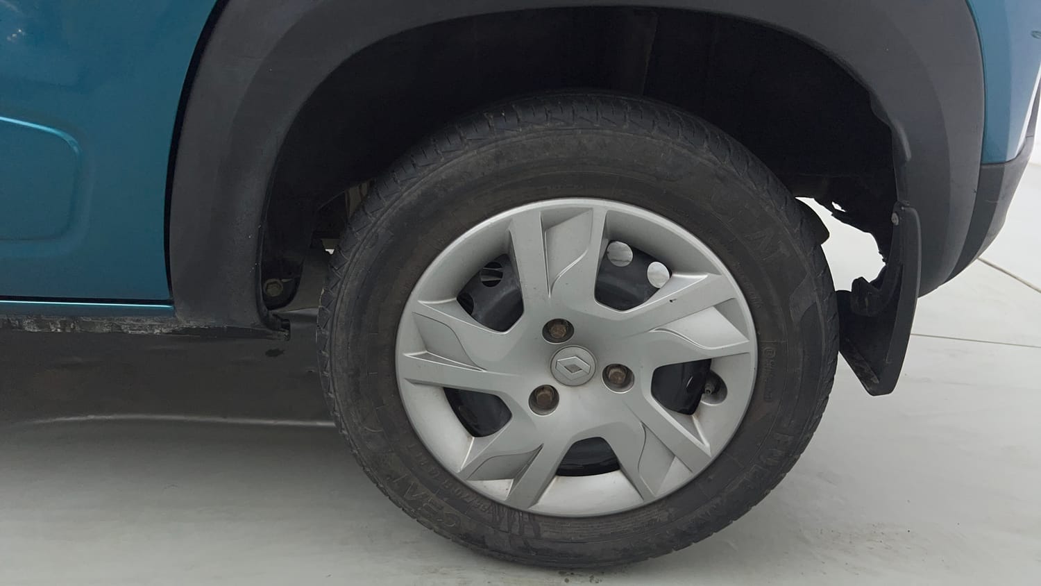 Used 2020 Renault Kwid RXT 1.0 Opt Petrol Manual tyres LEFT REAR TYRE RIM VIEW
