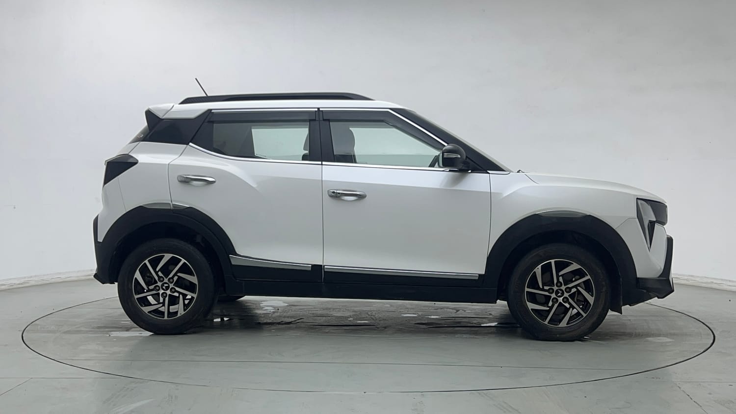 Used 2025 Mahindra XUV 3XO AX5 1.2 Petrol Petrol Manual exterior RIGHT SIDE VIEW