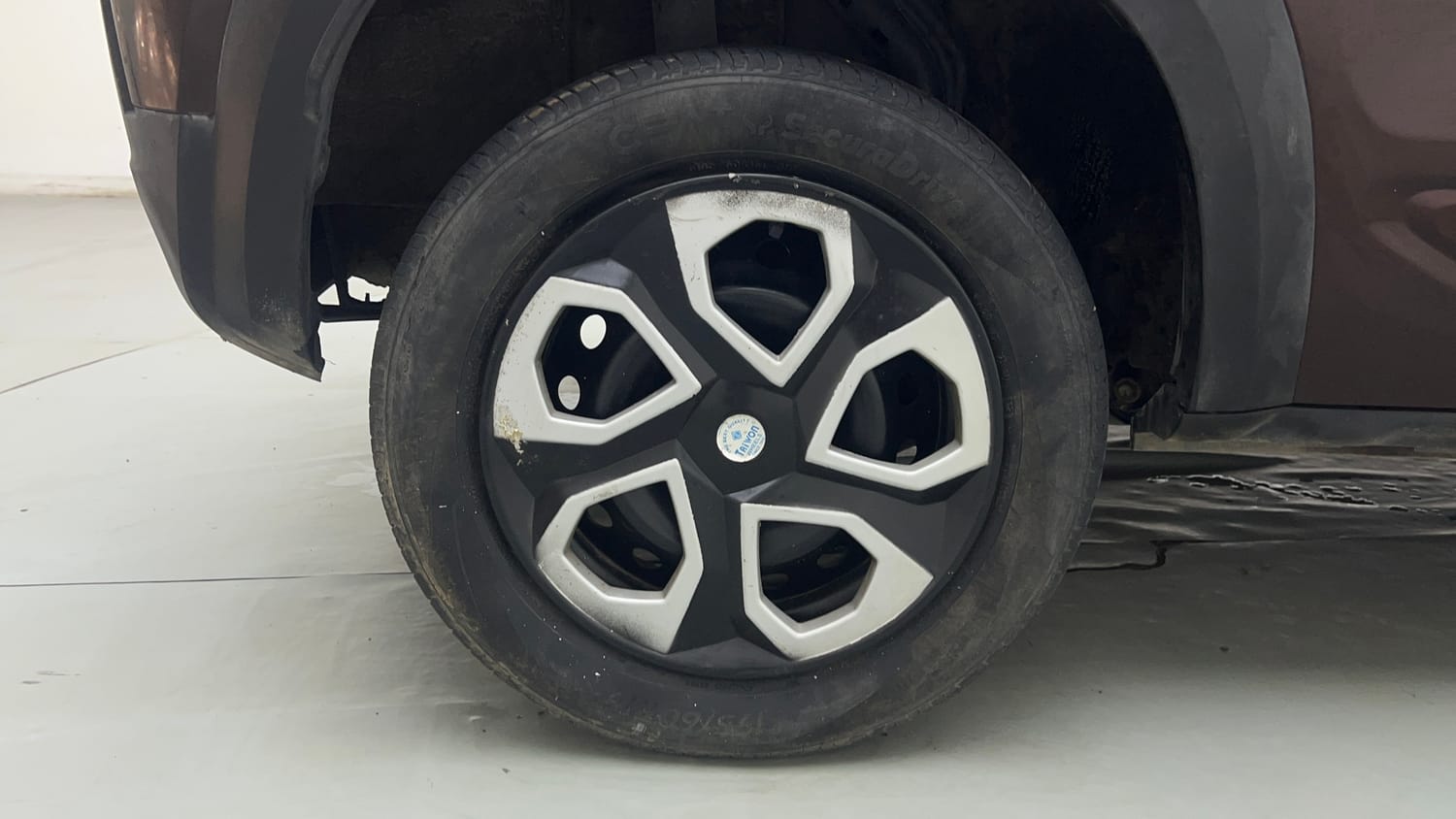 Used 2021 Renault Kiger RXT 1.0 Turbo MT Petrol Manual tyres RIGHT REAR TYRE RIM VIEW