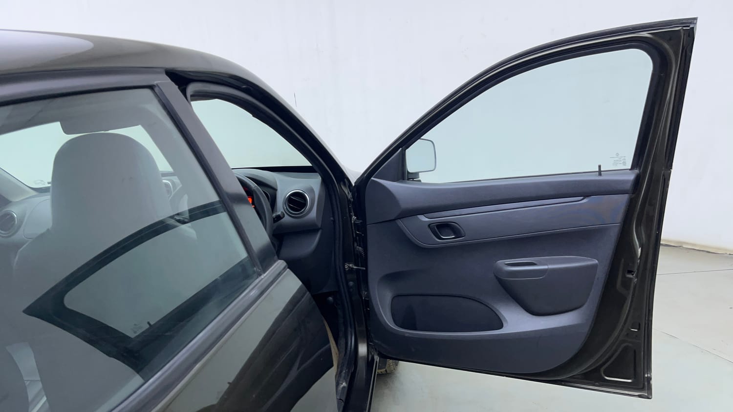 Used 2015 Renault Kwid RXT Petrol Manual interior RIGHT FRONT DOOR OPEN VIEW