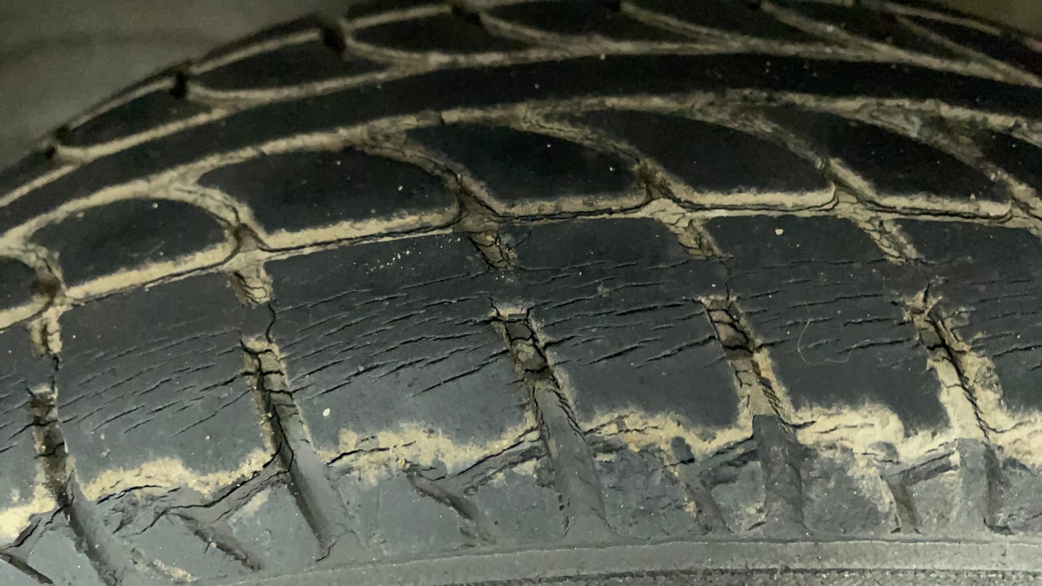 Used 2013 Maruti Suzuki Wagon R LXI Petrol Manual tyres LEFT FRONT TYRE TREAD VIEW