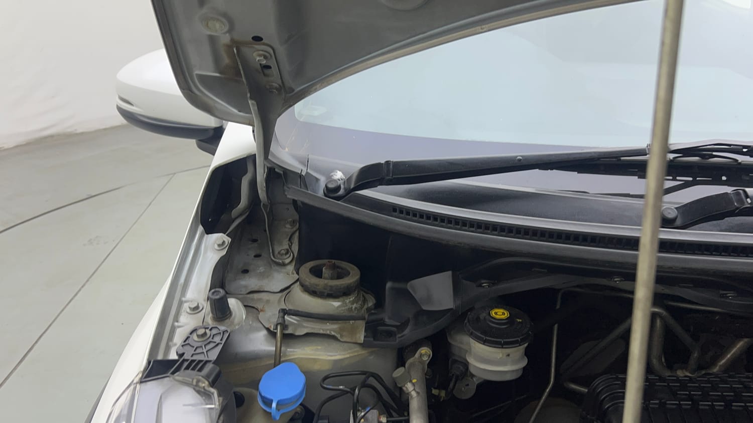 Used 2018 Honda BR-V V CVT Petrol Petrol Automatic engine ENGINE RIGHT SIDE HINGE & APRON VIEW