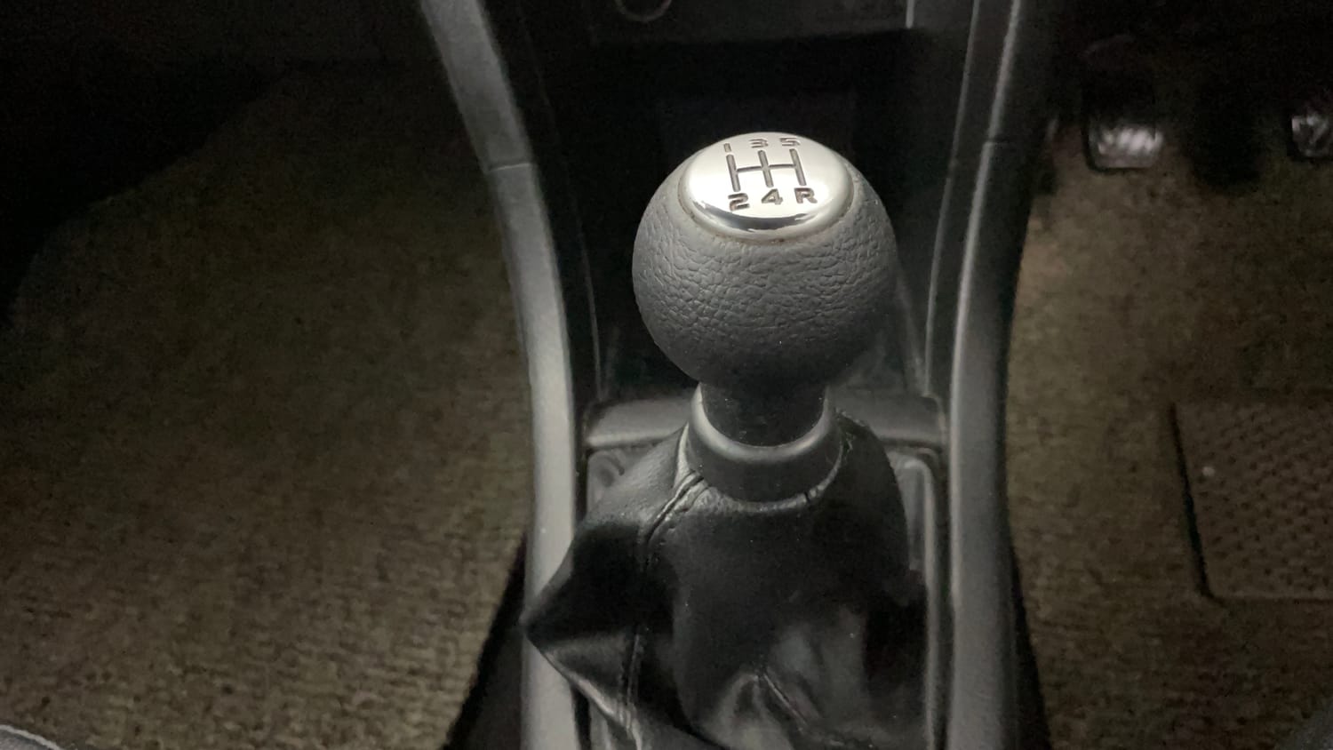 Used 2015 Maruti Suzuki Swift VXi Petrol Manual interior GEAR  KNOB VIEW