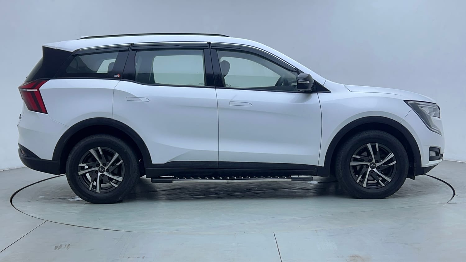 Used 2022 Mahindra XUV700 AX 5 Petrol MT 7 STR Petrol Manual exterior RIGHT SIDE VIEW