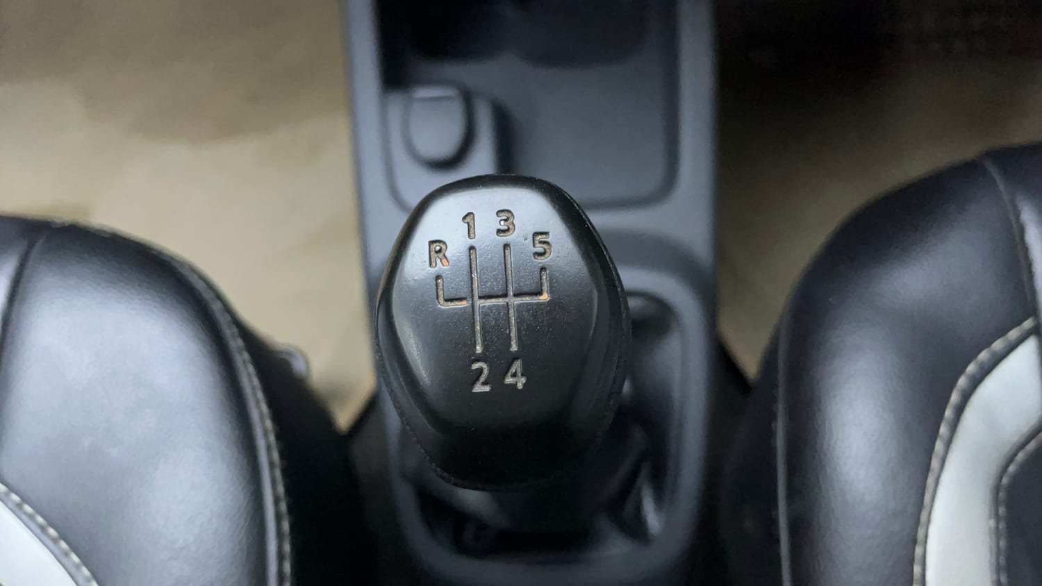 Used 2015 Renault Kwid RXT Petrol Manual interior GEAR  KNOB VIEW