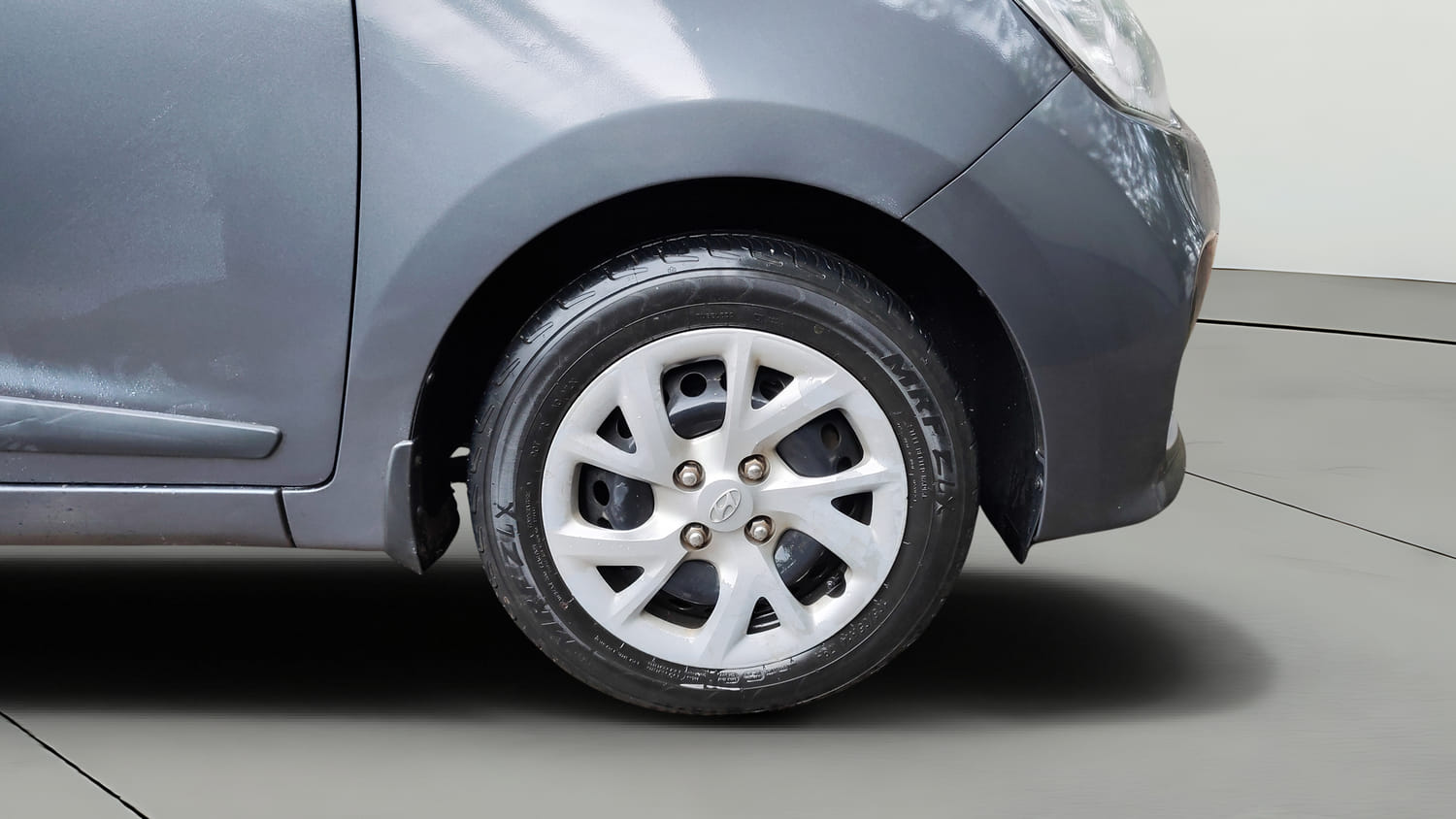 Used 2017 Hyundai Grand i10 Sportz (O) 1.2 Kappa VTVT Petrol Manual tyres RIGHT FRONT TYRE RIM VIEW