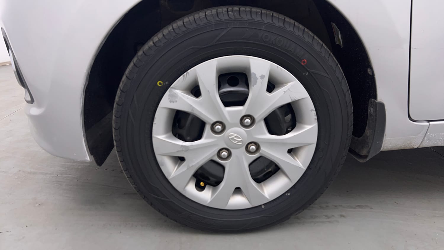 Used 2016 Hyundai Grand i10 Magna 1.2 Kappa VTVT Petrol Manual tyres LEFT FRONT TYRE RIM VIEW