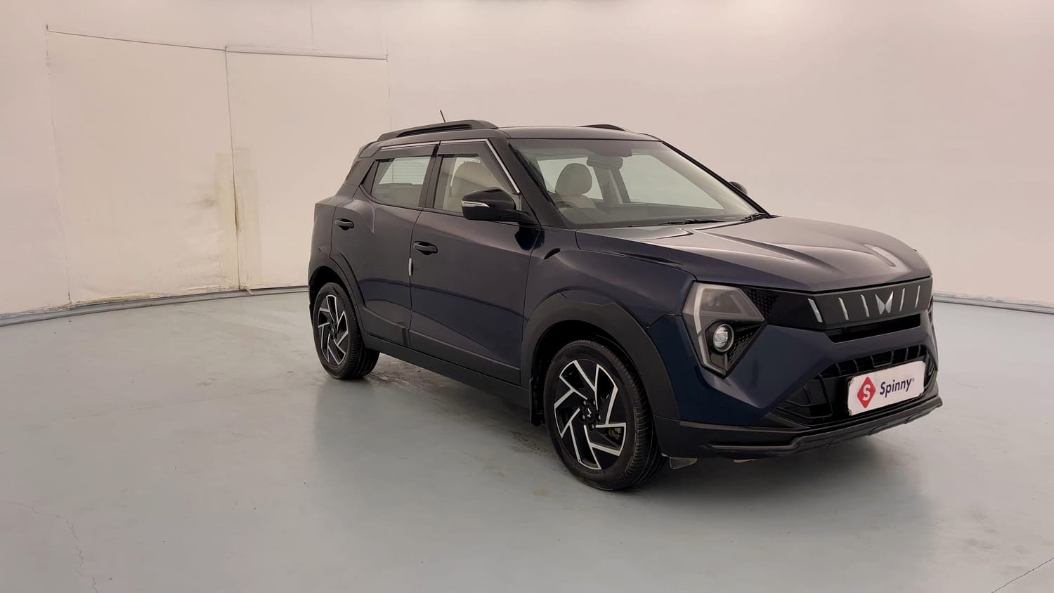 Used 2025 Mahindra XUV 3XO AX7 1.2 Petrol AT Petrol Automatic exterior RIGHT FRONT CORNER VIEW