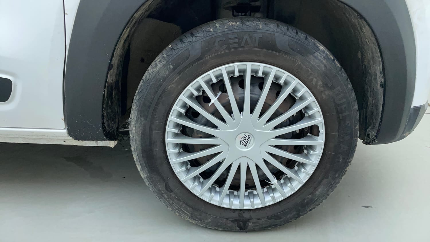 Used 2023 Renault Kwid RXT 1.0 AMT Petrol Automatic tyres RIGHT FRONT TYRE RIM VIEW