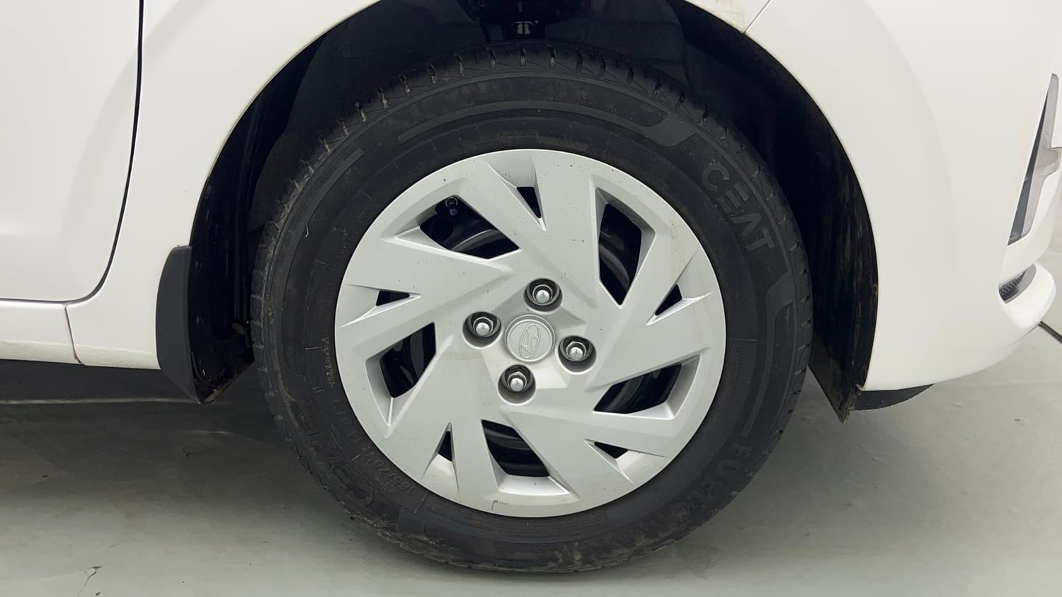 Used 2026 Hyundai Grand i10 Nios Magna 1.2 Kappa Petrol Manual tyres RIGHT FRONT TYRE RIM VIEW