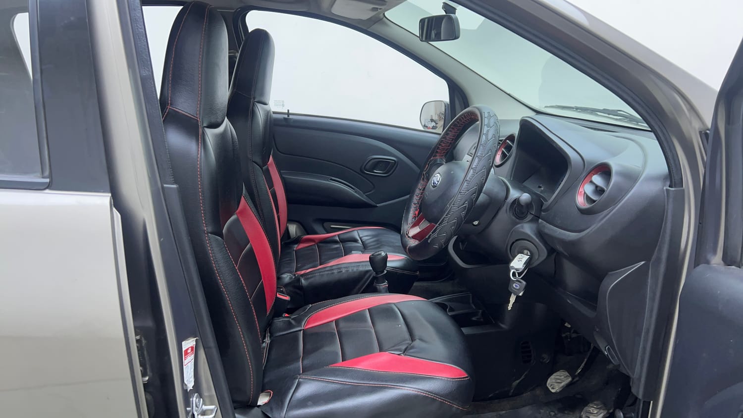 Used 2016 Datsun Redi-GO S Petrol Manual interior RIGHT SIDE FRONT DOOR CABIN VIEW