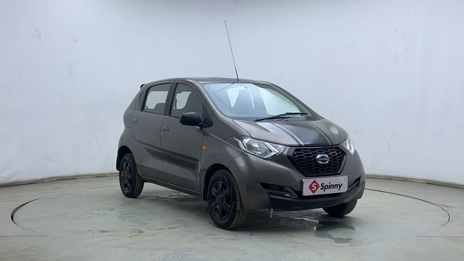 Used 2016 Datsun Redi-GO S Petrol Manual exterior RIGHT FRONT CORNER VIEW