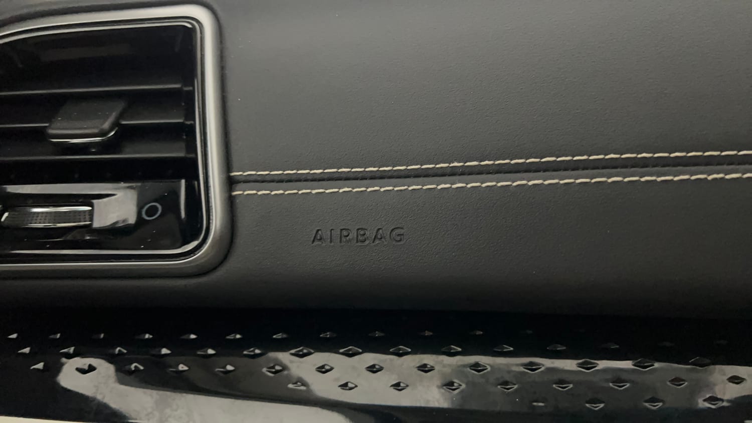 Used 2025 Mahindra XUV 3XO AX7 1.2 Petrol AT Petrol Automatic top_features Airbags
