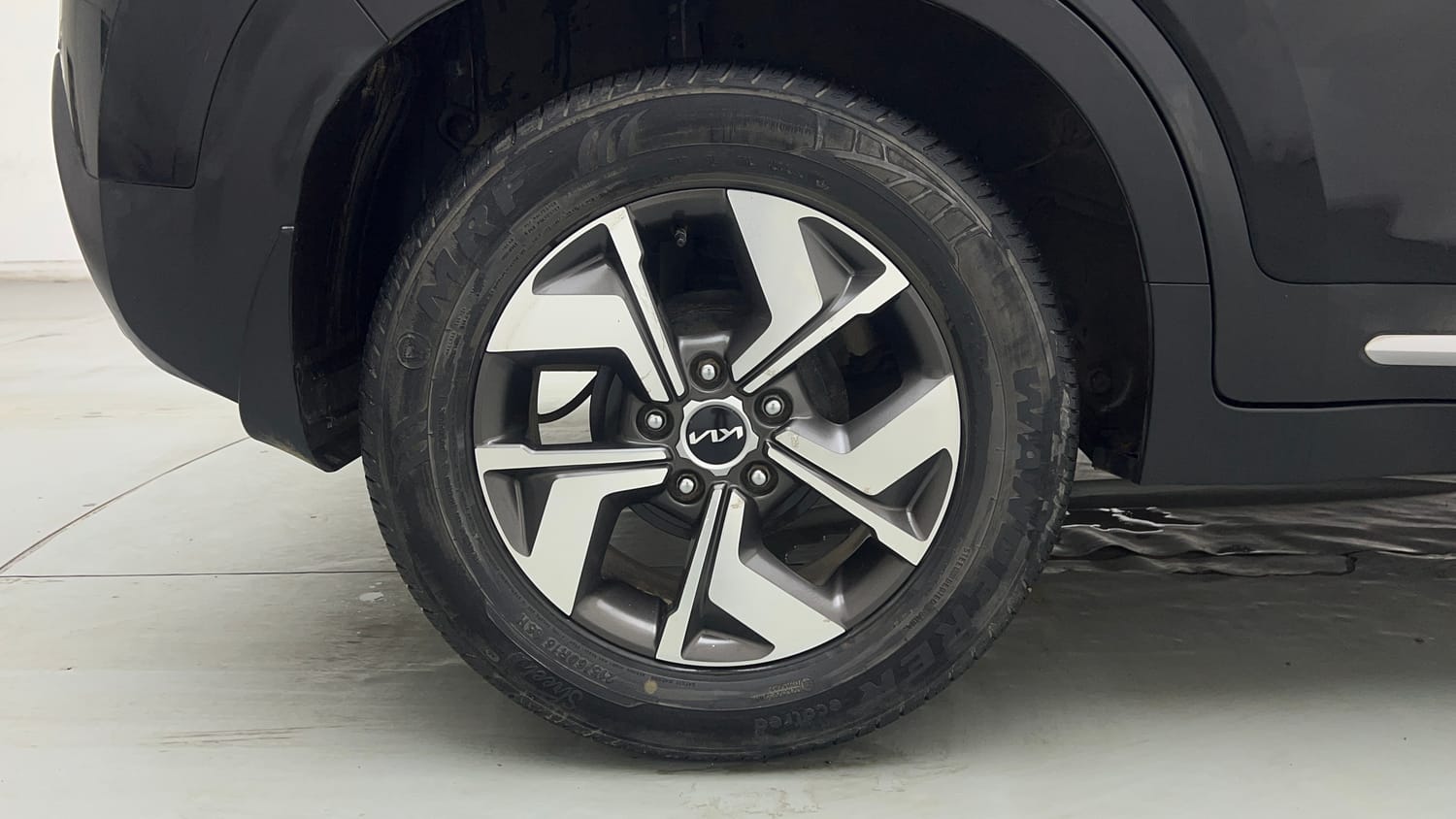 Used 2023 Kia Sonet HTX 1.0 DCT Petrol Automatic tyres RIGHT REAR TYRE RIM VIEW