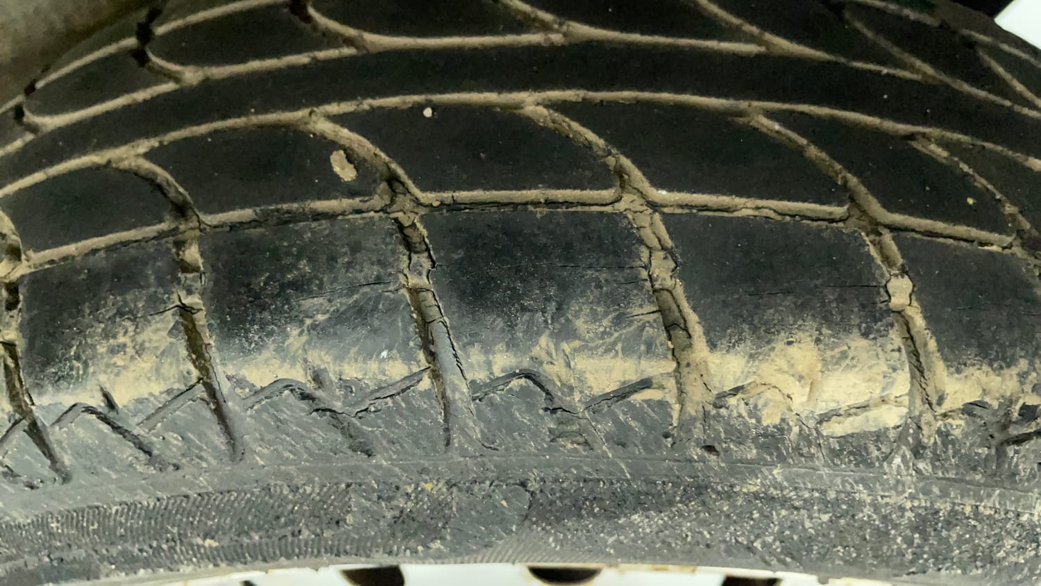 Used 2013 Maruti Suzuki Wagon R LXI Petrol Manual tyres LEFT REAR TYRE TREAD VIEW