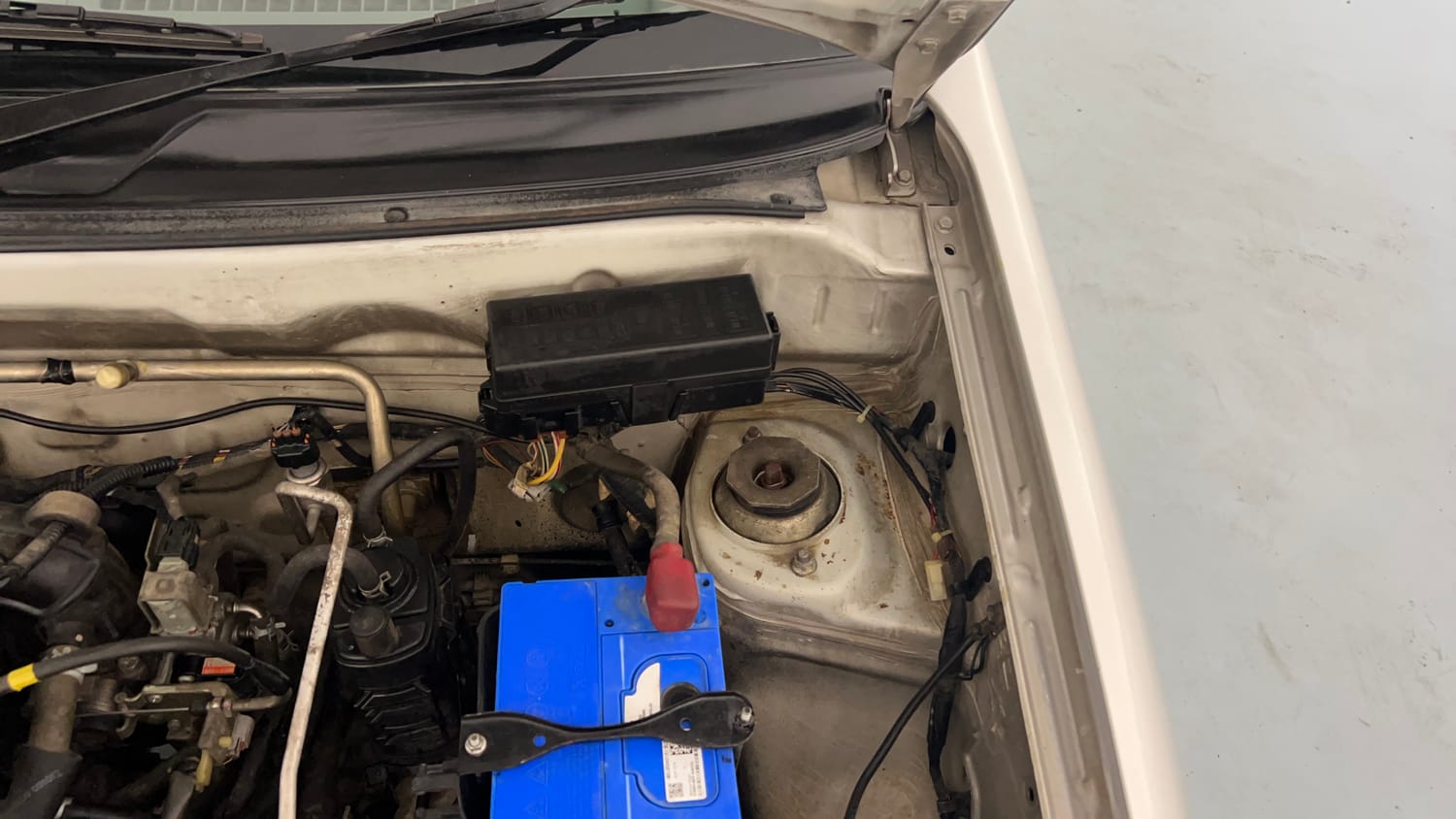 Used 2013 Maruti Suzuki Alto K10 LXi Petrol Manual engine ENGINE LEFT SIDE HINGE & APRON VIEW