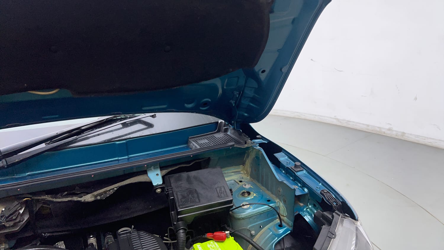 Used 2020 Renault Kwid RXT 1.0 Opt Petrol Manual engine ENGINE LEFT SIDE HINGE & APRON VIEW