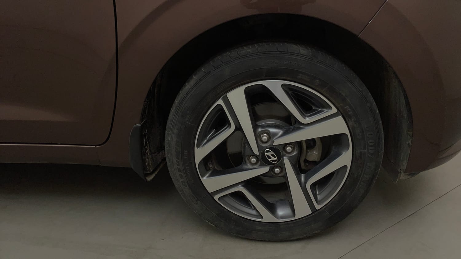 Used 2020 Hyundai Aura SX Plus 1.2 AMT Petrol Petrol Automatic tyres RIGHT FRONT TYRE RIM VIEW