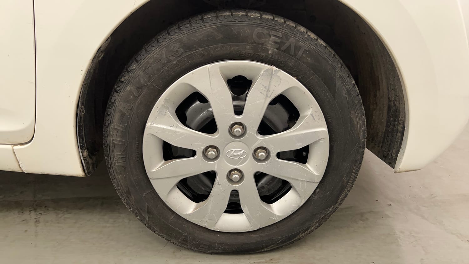 Used 2019 Hyundai Eon Magna + Petrol Manual tyres RIGHT FRONT TYRE RIM VIEW