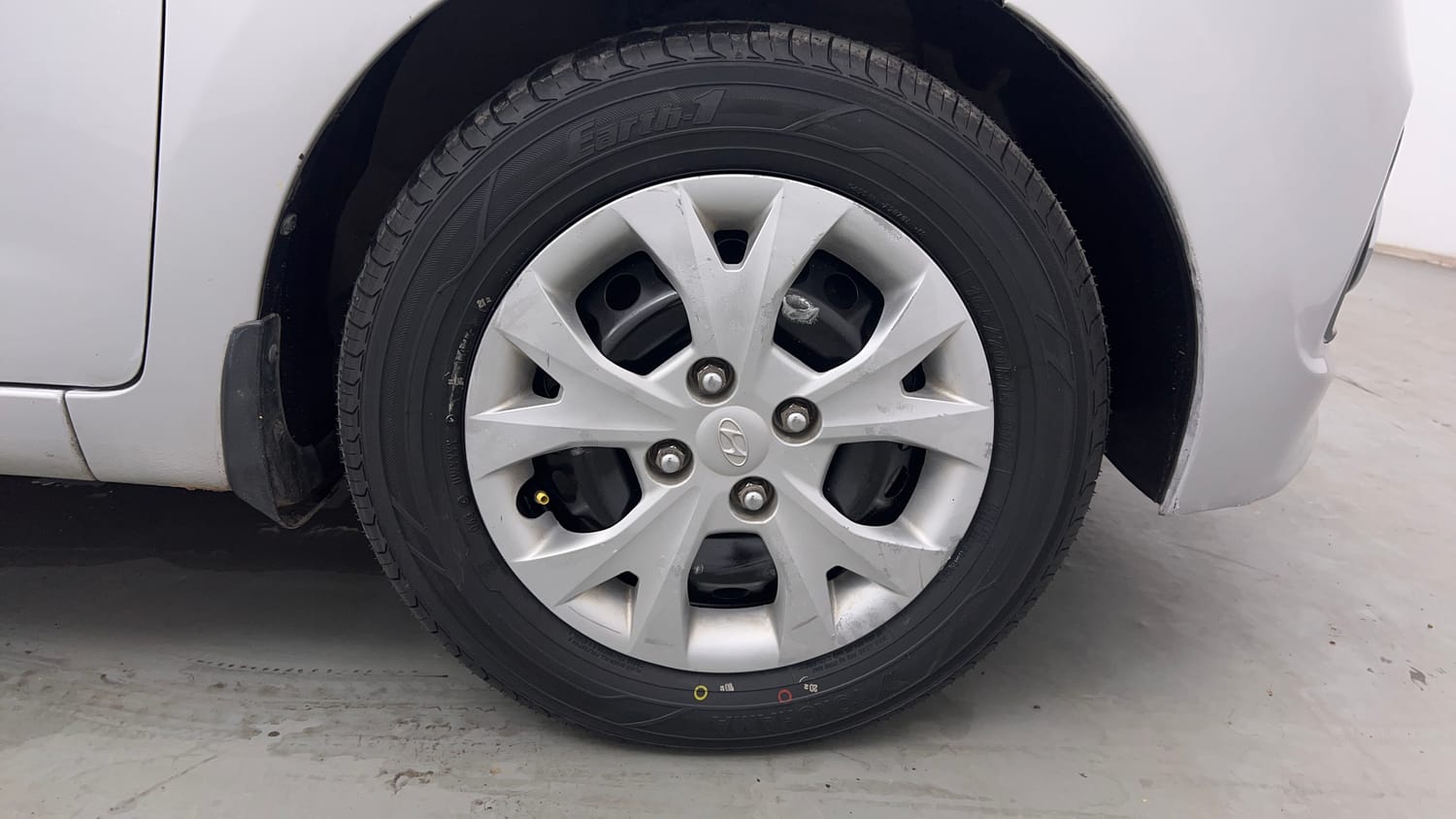 Used 2016 Hyundai Grand i10 Magna 1.2 Kappa VTVT Petrol Manual tyres RIGHT FRONT TYRE RIM VIEW