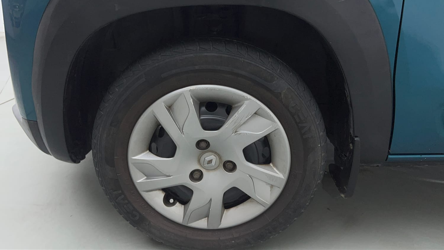 Used 2020 Renault Kwid RXT 1.0 Opt Petrol Manual tyres LEFT FRONT TYRE RIM VIEW