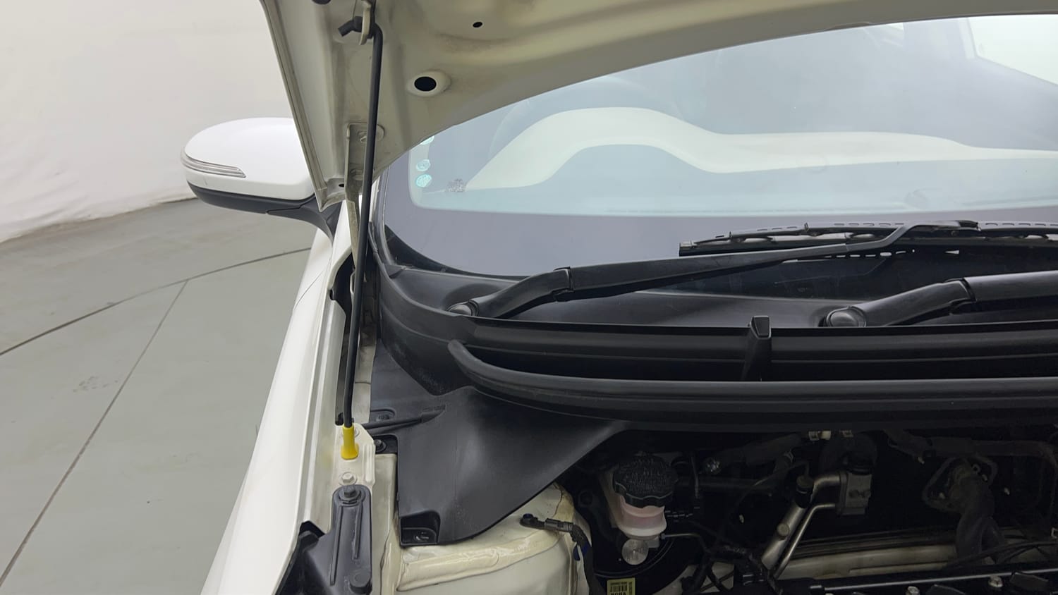 Used 2019 Hyundai Elite i20 Sportz Plus 1.2 Petrol Manual engine ENGINE RIGHT SIDE HINGE & APRON VIEW