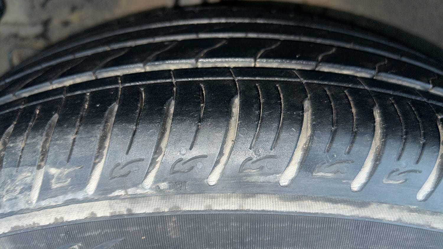 Used 2023 Kia Sonet HTX 1.0 DCT Petrol Automatic tyres RIGHT REAR TYRE TREAD VIEW