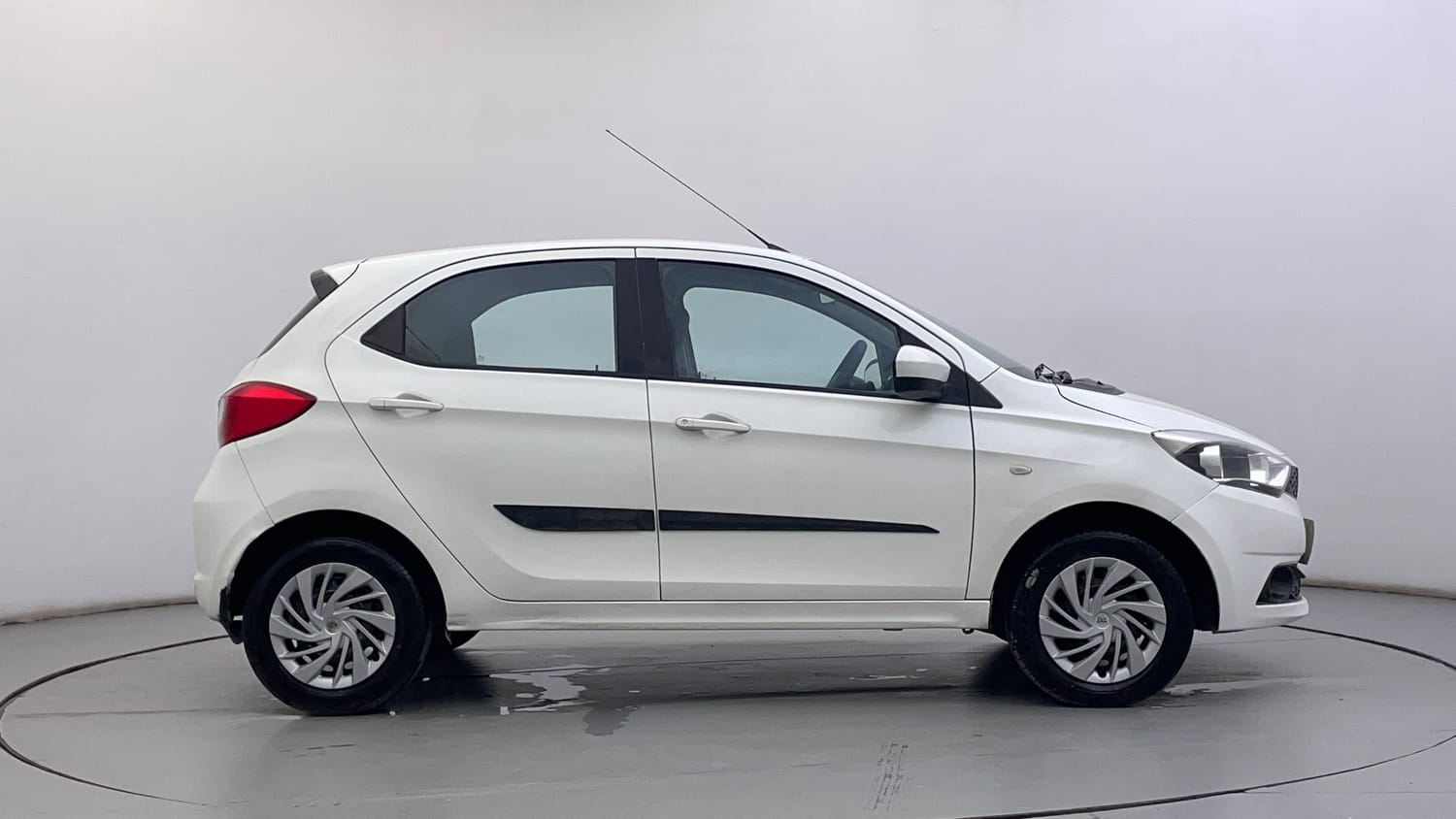 Used 2016 Tata Tiago Revotron XT Petrol Manual exterior RIGHT SIDE VIEW
