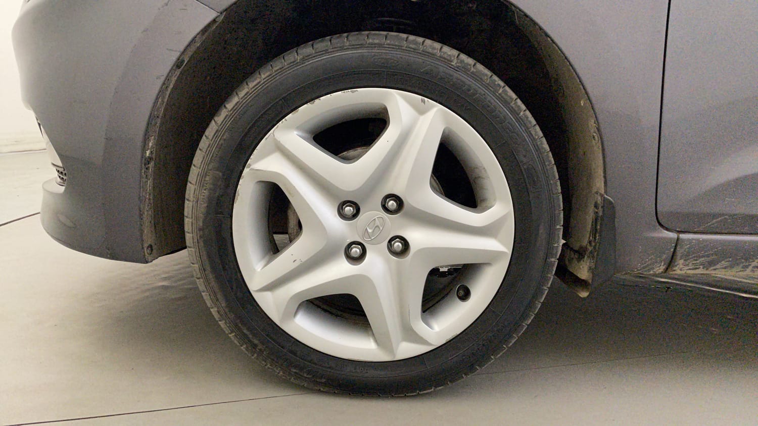 Used 2017 Hyundai Elite i20 Asta 1.2 Petrol Manual tyres LEFT FRONT TYRE RIM VIEW