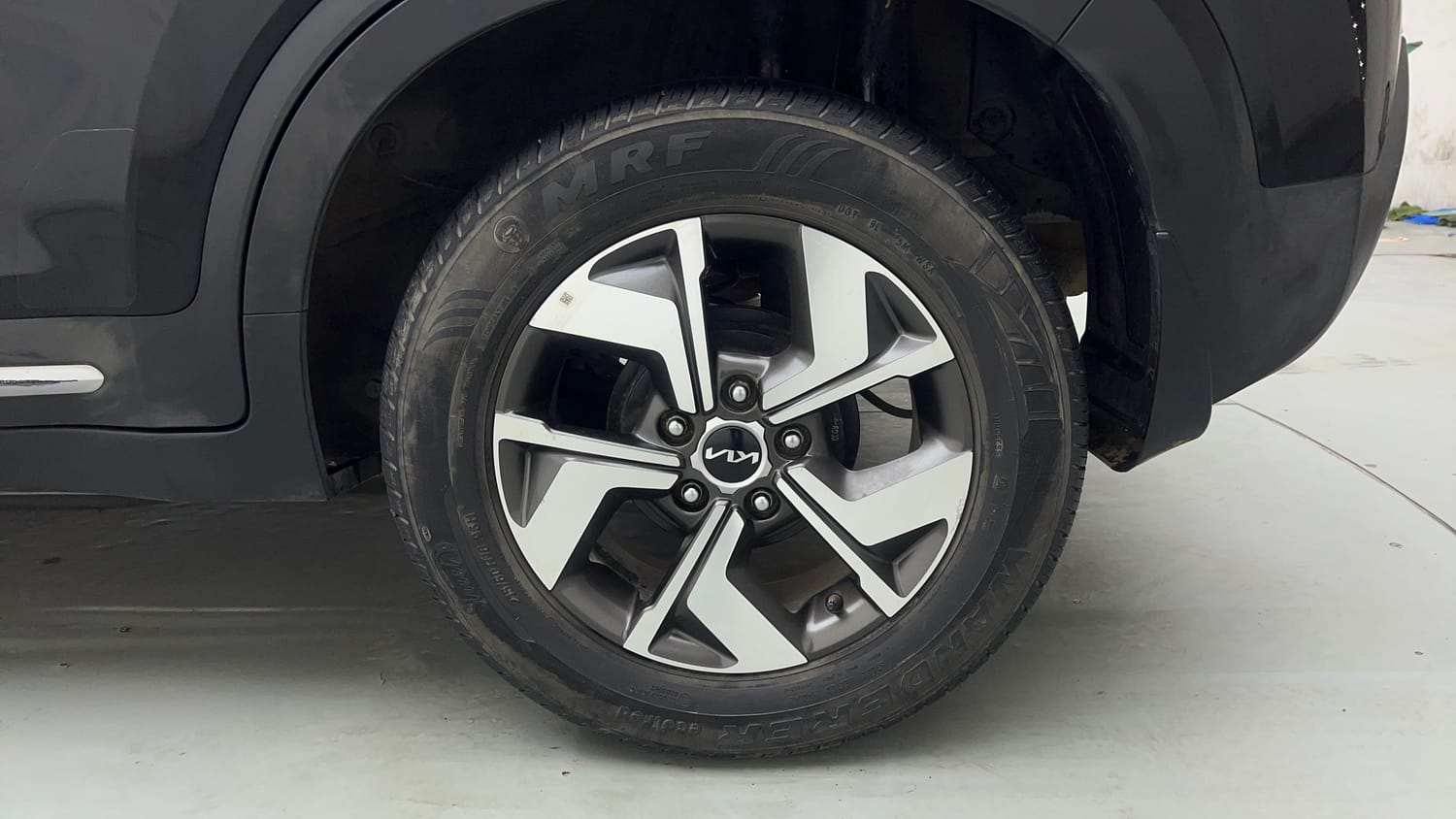 Used 2023 Kia Sonet HTX 1.0 DCT Petrol Automatic tyres LEFT REAR TYRE RIM VIEW