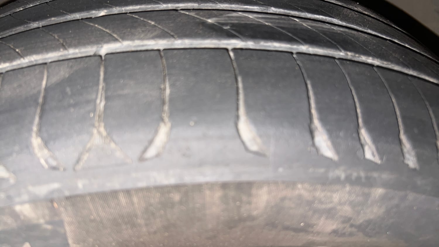 Used 2018 Skoda Superb Style TSI AT Petrol Automatic tyres RIGHT FRONT TYRE TREAD VIEW