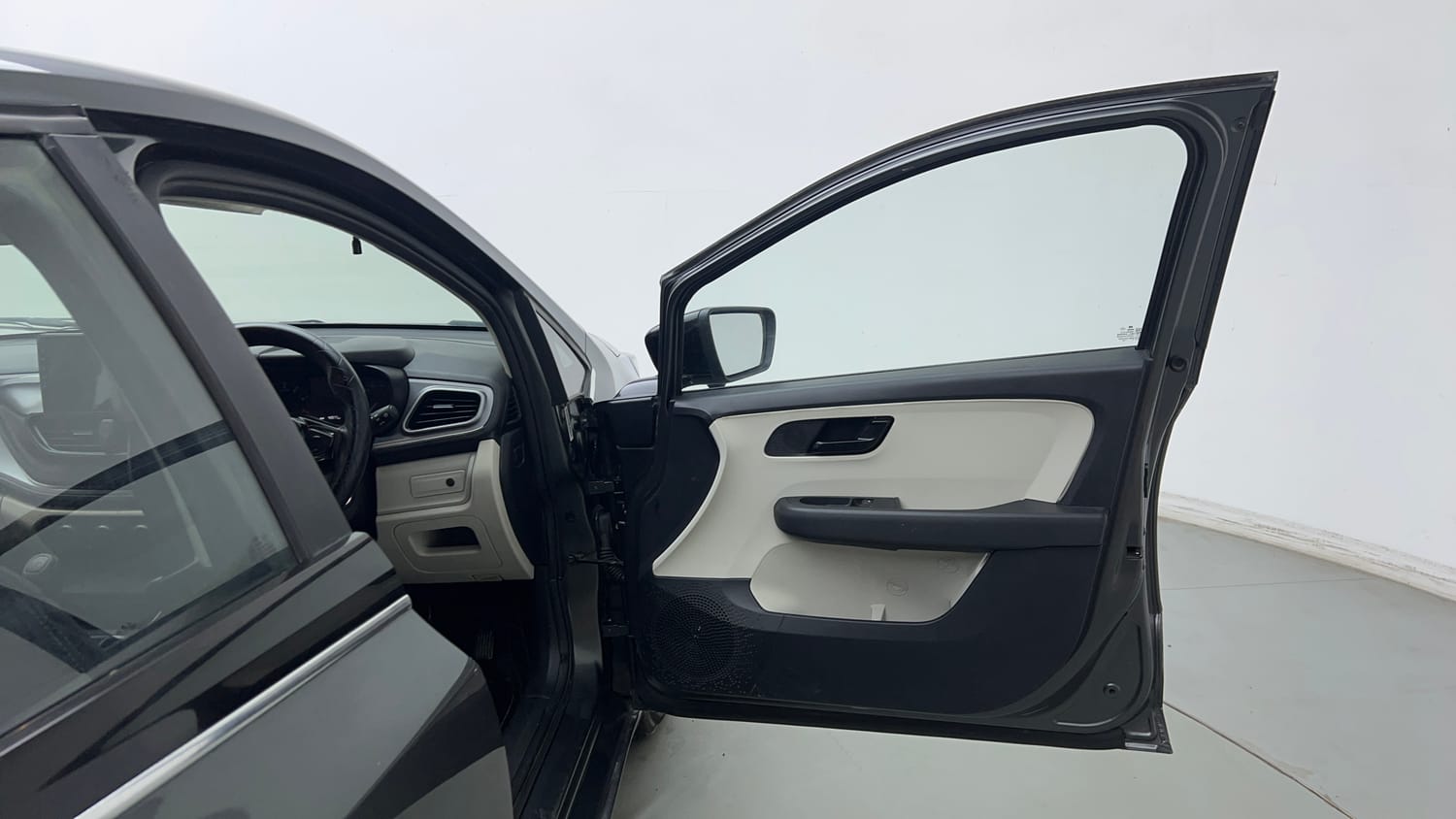 Used 2022 Tata Altroz XE Petrol Petrol Manual interior RIGHT FRONT DOOR OPEN VIEW