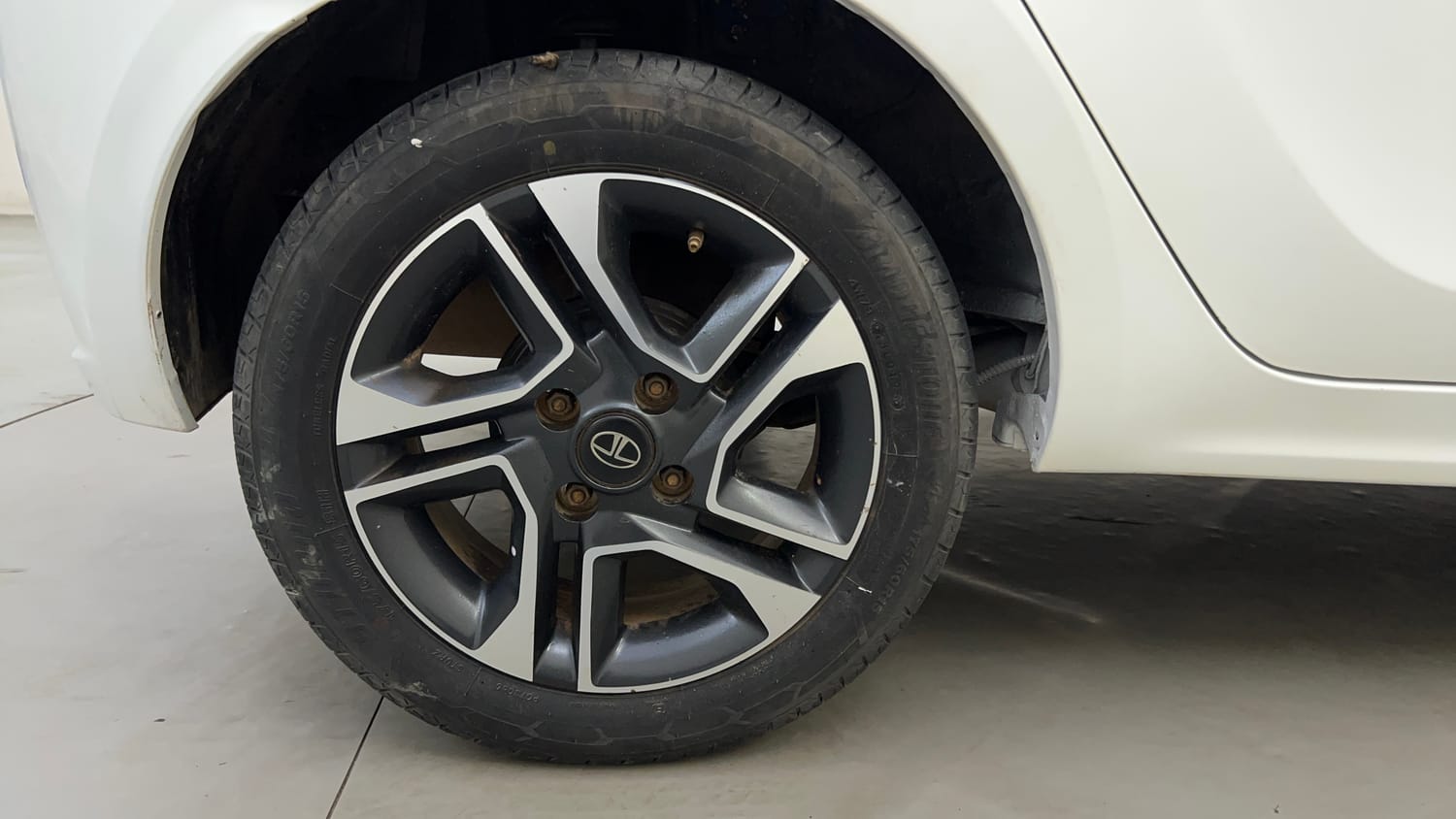 Used 2020 Tata Tiago XZA Plus Dual Tone Petrol Automatic tyres RIGHT REAR TYRE RIM VIEW