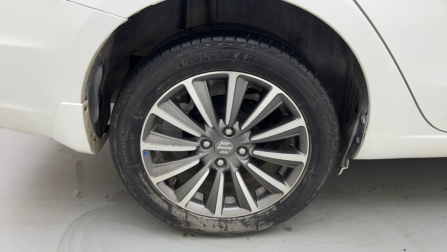 Used 2022 Maruti Suzuki Ciaz Alpha 1.5 AT Petrol Automatic tyres RIGHT REAR TYRE RIM VIEW