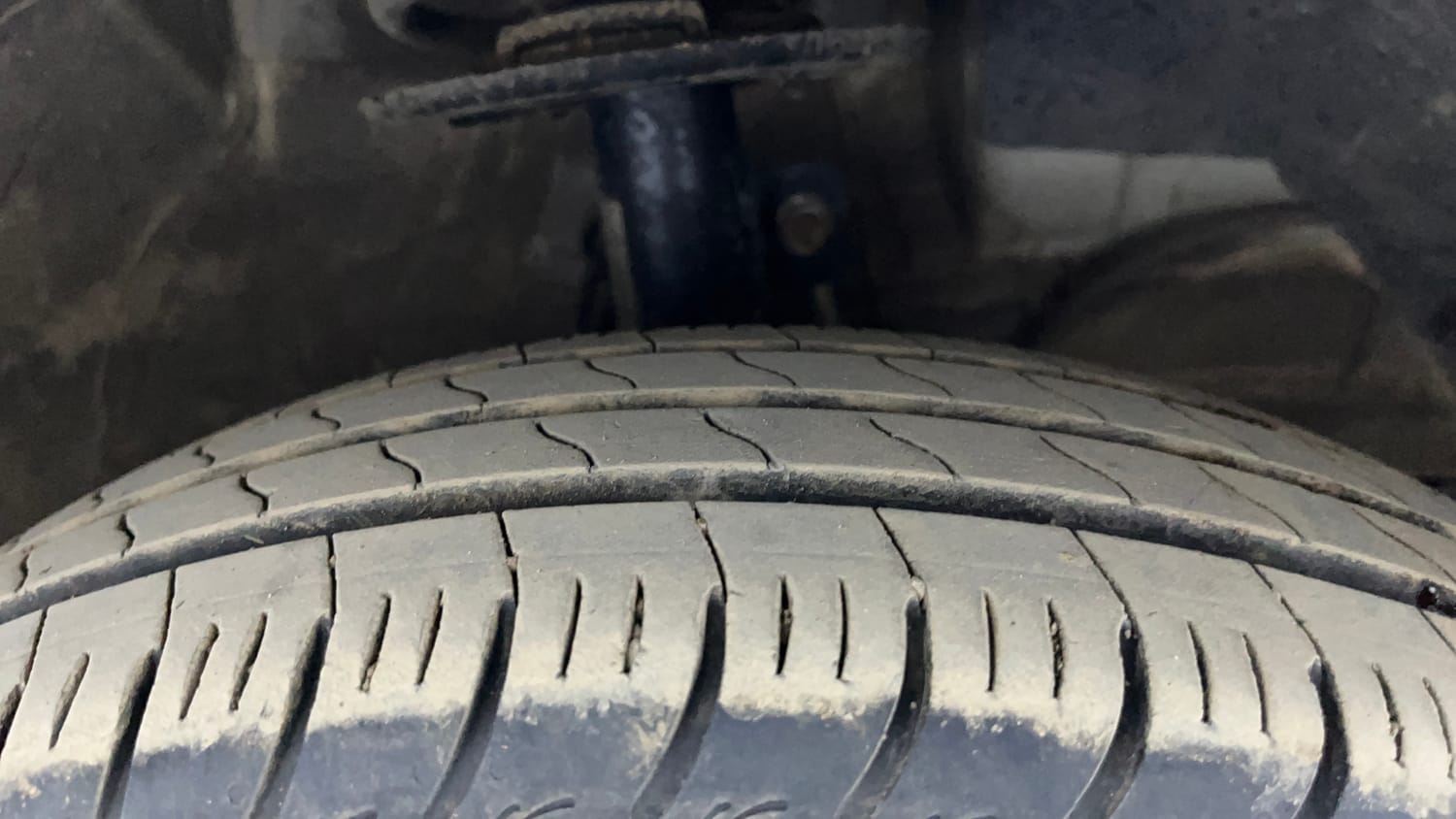 Used 2025 Maruti Suzuki Swift VXi (O) AMT Petrol Automatic tyres RIGHT FRONT TYRE TREAD VIEW