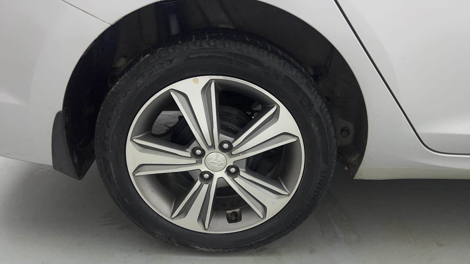 Used 2017 Hyundai Verna SX (O) 1.6 VTVT AT Petrol Automatic tyres RIGHT REAR TYRE RIM VIEW