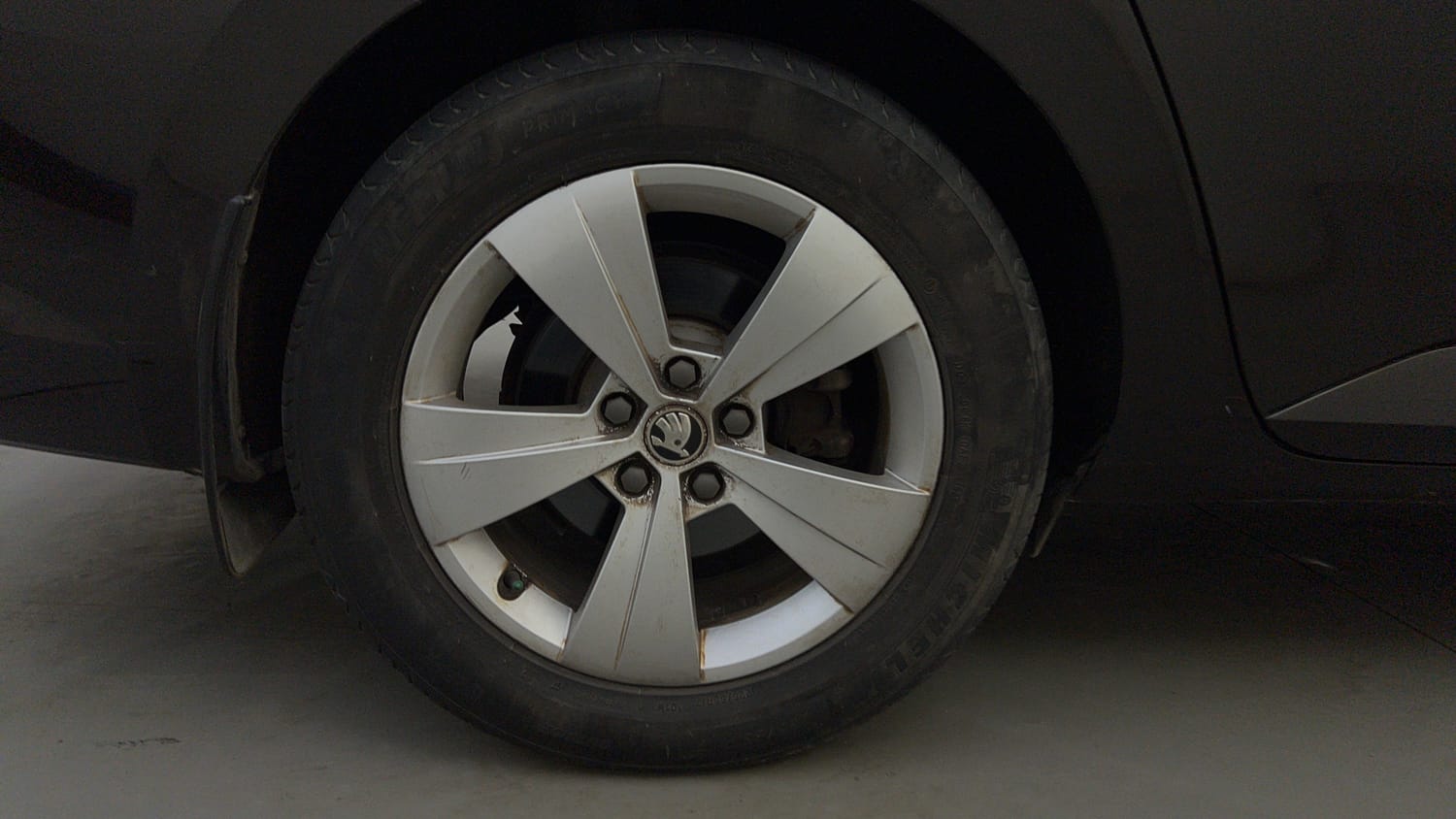 Used 2018 Skoda Superb Style TSI AT Petrol Automatic tyres RIGHT REAR TYRE RIM VIEW