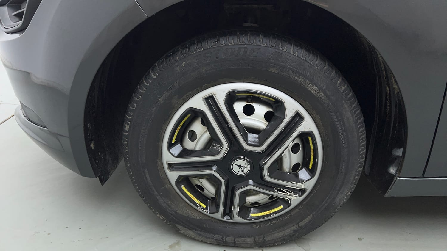 Used 2022 Tata Altroz XE Petrol Petrol Manual tyres LEFT FRONT TYRE RIM VIEW