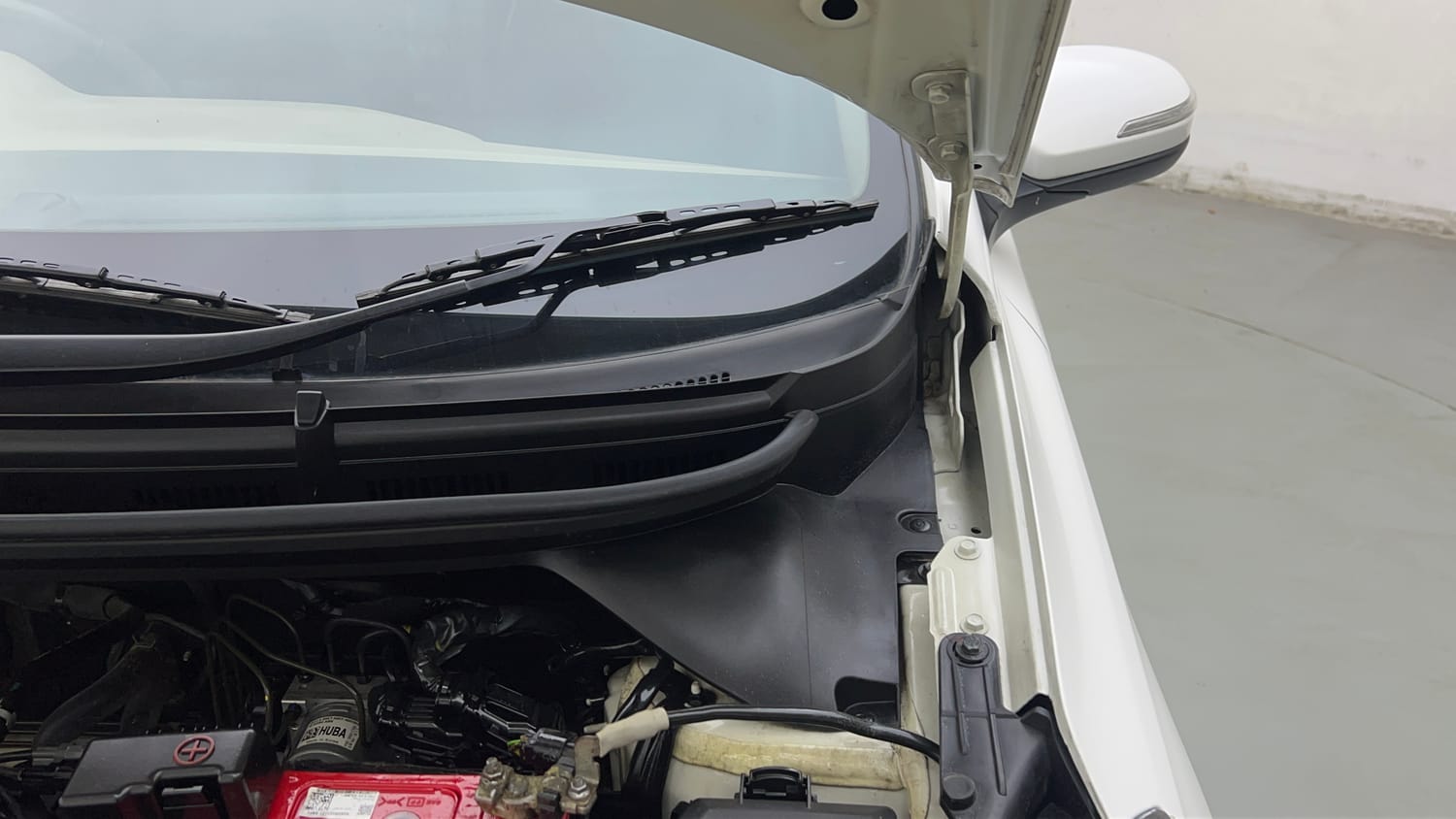 Used 2019 Hyundai Elite i20 Sportz Plus 1.2 Petrol Manual engine ENGINE LEFT SIDE HINGE & APRON VIEW