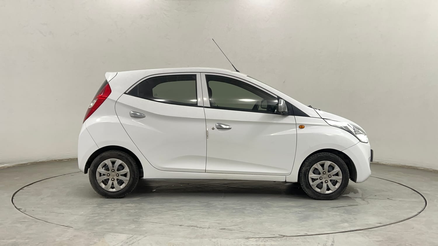 Used 2017 Hyundai Eon Magna + Petrol Manual exterior RIGHT SIDE VIEW