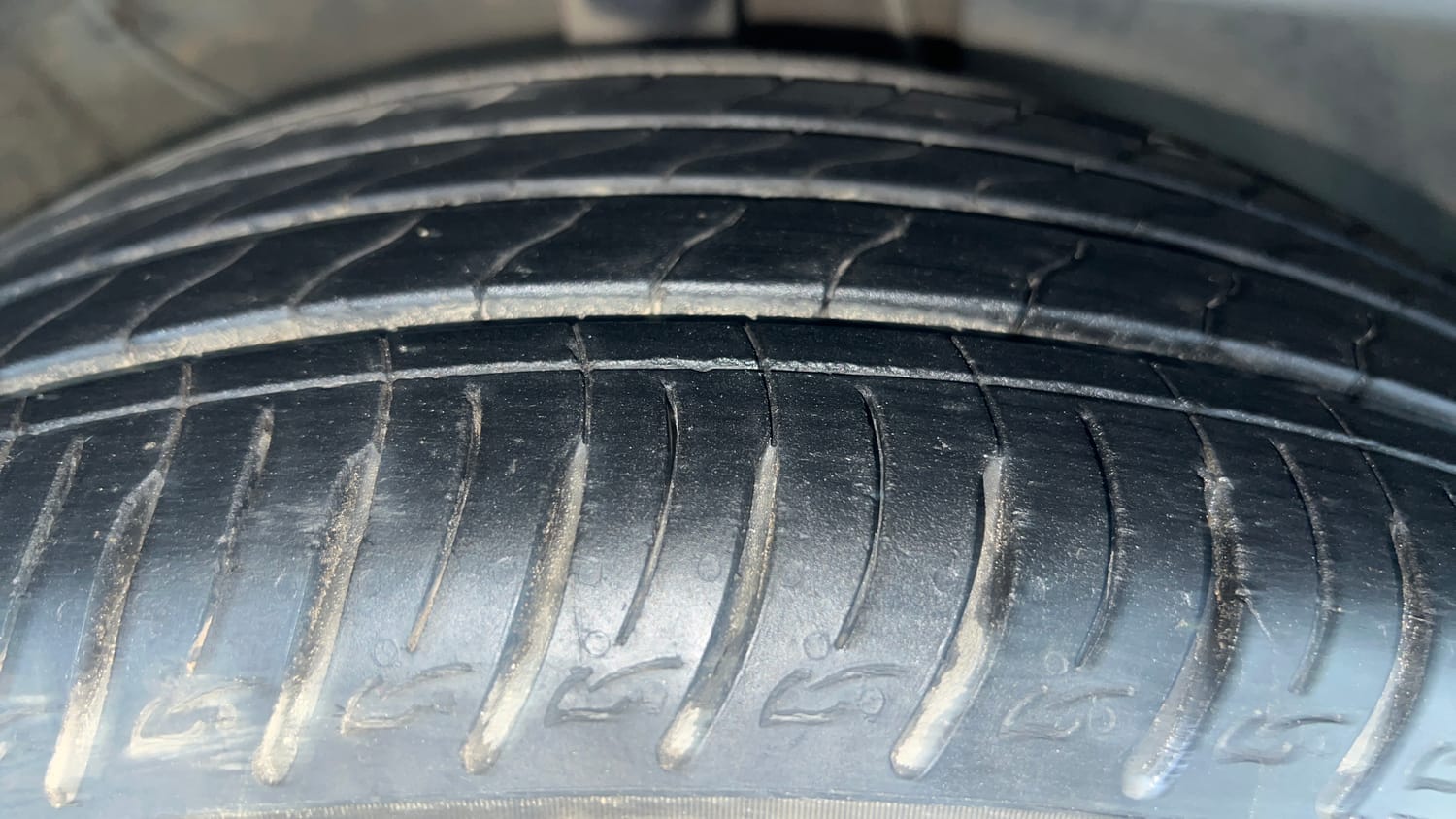 Used 2023 Kia Sonet HTX 1.0 DCT Petrol Automatic tyres RIGHT FRONT TYRE TREAD VIEW