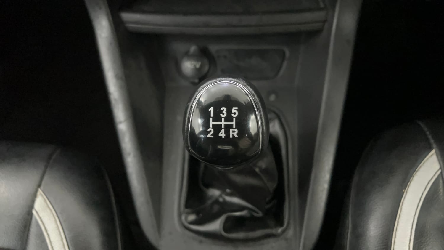 Used 2017 Ford Figo Titanium 1.2 Ti-VCT Petrol Manual interior GEAR  KNOB VIEW