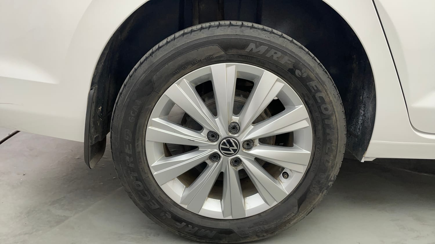 Used 2023 Volkswagen Virtus Highline 1.0 TSI MT Petrol Manual tyres RIGHT REAR TYRE RIM VIEW