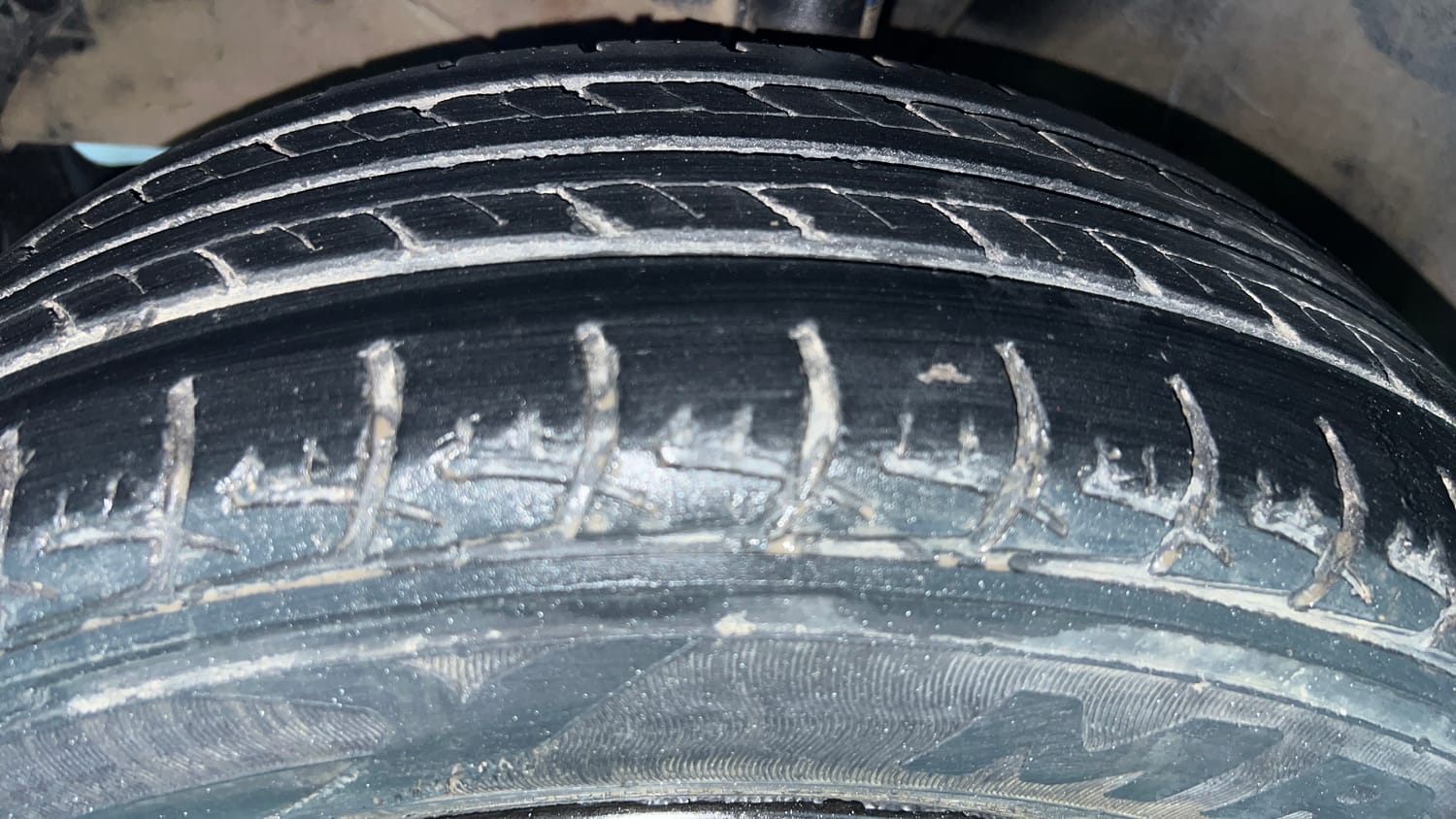 Used 2017 Maruti Suzuki Baleno Delta 1.2 Petrol Manual tyres LEFT FRONT TYRE TREAD VIEW