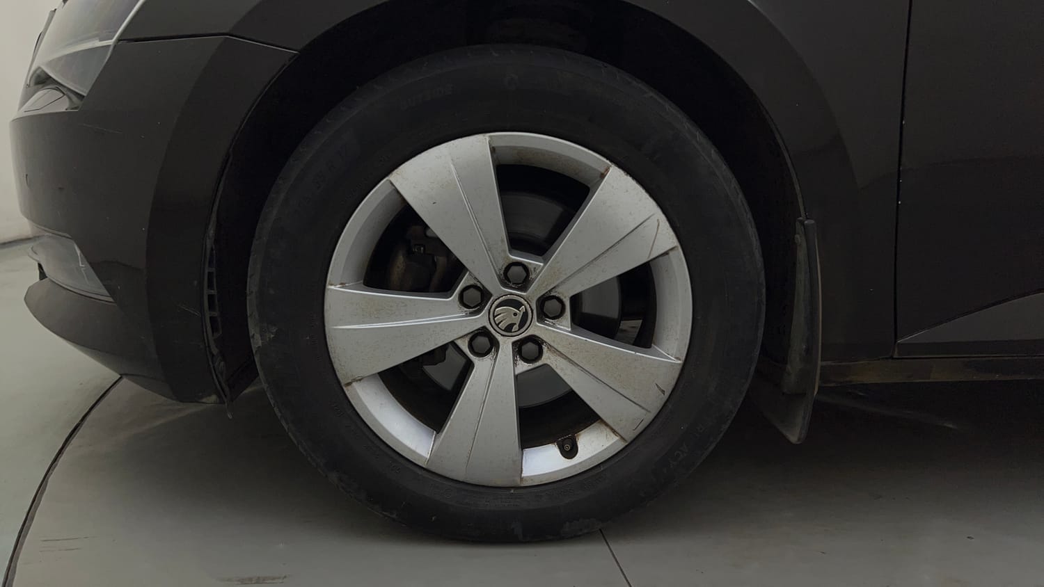 Used 2018 Skoda Superb Style TSI AT Petrol Automatic tyres LEFT FRONT TYRE RIM VIEW