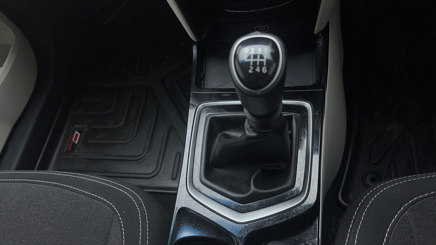 Used 2025 Mahindra XUV 3XO AX5 1.2 Petrol Petrol Manual interior GEAR  KNOB VIEW